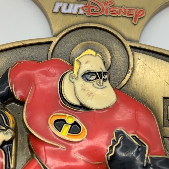 Disney runDisney The Incredibles 2018 Virtual Running Shorts 5K Gold Tone Medal - Picture 7 of 13